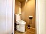 トイレ：【Toilet】清潔感があり、落ち着いたデザインのトイレ。家族みんなが快適に使えます。