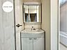 洗面：【Washroom】毎朝の準備がスムーズに。広めの洗面台と収納が使いやすい洗面所です。