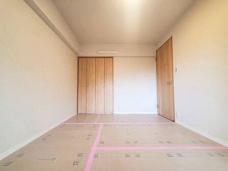 【Bedroom】ナチュラルな内装で、リラックスできる空間。寝室や書斎にも最適です。