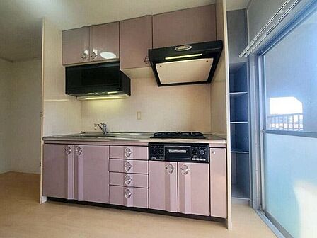 【kitchen】効率よく使える広々キッチン。収納力も高く、料理の時間がスムーズに。