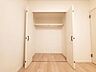 収納：【Bedroom】洋室には収納力のあるクローゼット付き。衣類や荷物もすっきり収まります。