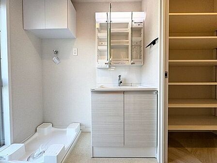 【Washroom】すっきりとしたデザインで、毎日の生活が快適に。収納も豊富な洗面所です。
