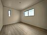 洋室：【Bedroom】ベッドとデスクを置いてもゆとりのある、使い勝手の良い広さの洋室です。