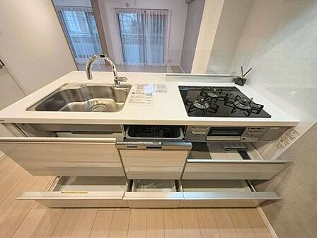 【kitchen】広めのキッチンは料理のしやすさを追求した設計。収納も豊富で作業がしやすい空間です。