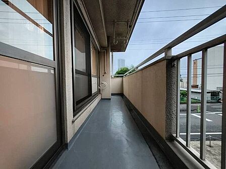 【Balcony】日当たりの良いバルコニーはお洗濯物がしっかり乾きやすく、毎日の家事にも重宝します。