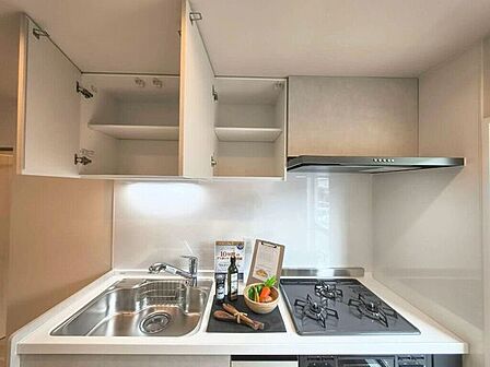 【kitchen】大きなカウンターと十分な収納で、日々の料理が快適に進みます。