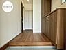玄関：【Entrance】シューズボックス完備の玄関で、靴や小物もスッキリ収納できます。
