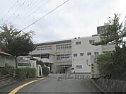 日新中学校まで850メートル