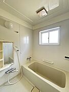 【現況】お風呂場の写真です。1坪サイズでゆったりと足を伸ばして入浴できます。