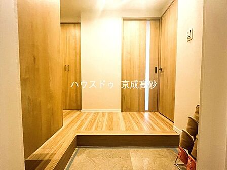 上質感漂う玄関です♪居住者の帰り、訪れる方を優しく迎える・安らぎに満ちた生活空間を予感させるようなその佇まいが魅力的ですね。「行ってらっしゃい」「おかえりなさい」が溢れるような明るい空間です☆