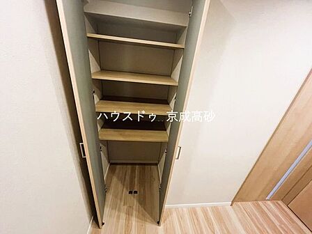 適材適所の収納付きです。