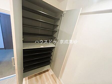物入が玄関にあり、靴以外の収納も沢山できます。いつでも玄関をスッキリと片付けられ、身支度を簡単に済ませるにも最適です。