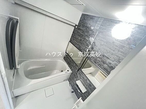 広い浴槽で足を...