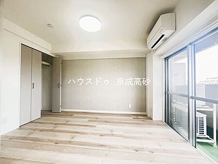 大きな窓からは快適な光を取り入れ、通気性能を上げる事で居心地の良い空間を演出してくれます。