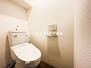 お掃除しやすい素材と機能にこだわったトイレはいつまでもキレイが続きます。少ない水量で洗浄できる、環境にもお財布にもやさしいエコなトイレです。