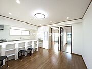 室内には豊かな陽光が注ぎ込み、爽やかな住空間を演出。