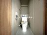 トイレ：洗浄付き便座が魅力的なトイレです♪毎日使用する場所だからこそ、いつも清潔な空間であって頂けるよう配慮しました。窓で換気はばっちり、デザインもシンプルで清潔感が漂います。
