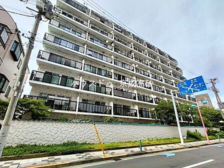 爽やかな青空の下に贅沢なほどに降り注ぐ陽光、豊かな居住性と、クオリティ。住まうことの喜びを感じさせてくれます。