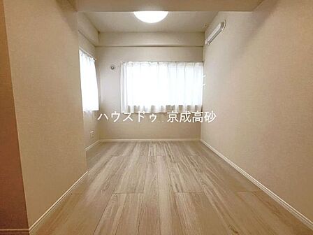 清潔感と心が落ち着くホワイトの壁紙。毎日の生活を少しでも快適に過ごして頂ける様、飽きのこない明るい雰囲気を大切にいたしました。