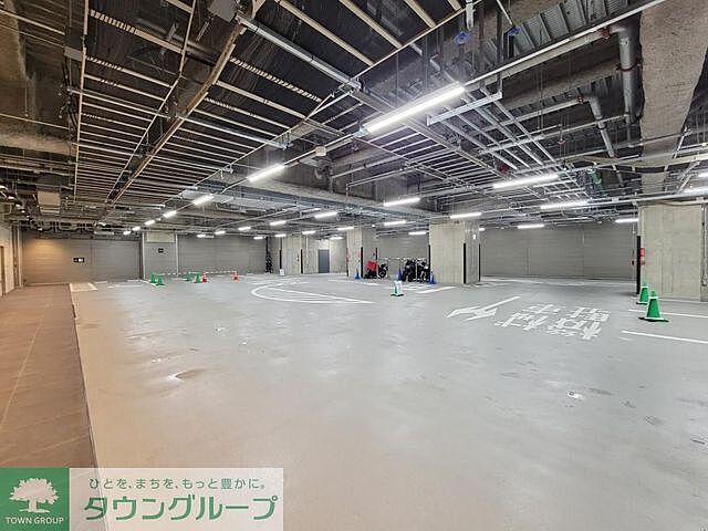 地下1F駐車場ホール
