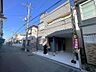 外観：【現地外観写真】西側接道の敷地です。アスファルト舗装されており、ベビーカーや自転車でも通行しやすい道路に面しています。