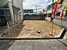 その他：【現地土地写真】北東・南東側が道路に面した、開放感のある角地に位置しています。南東側が開けているため、たっぷり陽光を取り込むことができます。