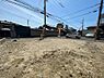 外観：【前面道路含む現地写真】毎日の暮らしに欠かせないスーパー、ドラッグストア、コンビニなどの買い物施設が徒歩7分圏内に複数点在する住環境。気軽に買い出しに出かけられます♪