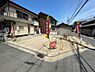 外観：【前面道路含む現地写真】LDKは約17.13帖。家族団らんのひと時も、プライベートな時間もゆったり過ごせる広さを確保しています。