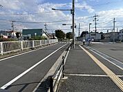 北側から見た前面道路です。南側隣地はコンビニの駐車場ですので、現地は角地のような開放感がございます♪歩道がしっかりとあり、通行にも安心です。