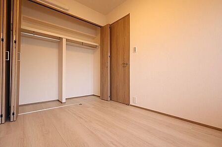 5.7帖の洋室。枕棚付きで衣類や荷物をしっかり保管できますね!