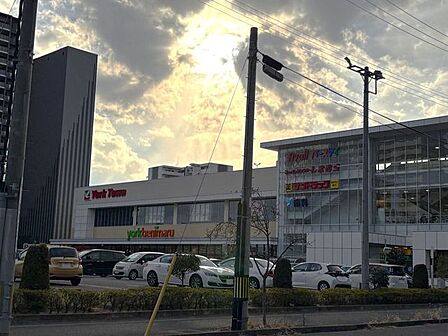 ヨークベニマル あすと長町店9時30分~21時30分まで営業しております。ドラッグストアや衣料品店等が併設されております。 900m