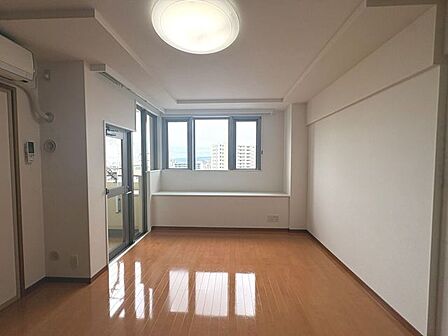 大きな窓から光が差し込む開放的な空間で、家族が自然と集まりそうなお部屋です♪