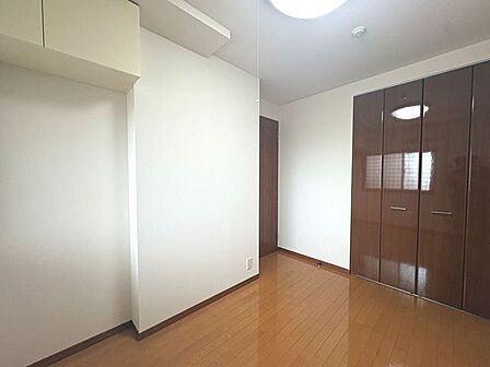 洋室5.3帖。クローゼットや収納棚を設置した収納豊富なお部屋です。