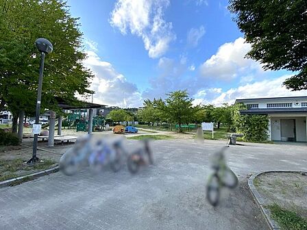 長町二丁目公園遊具や公衆トイレが設置された広さのある公園です。防犯カメラも設置されており、お子様が安心して遊べる環境です。 300m