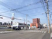 ローソン永楽町店宮崎市永楽町にある飲食品、日用品を扱うコンビニエンスストアチェーン。 1070m
