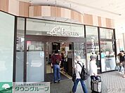 ファミリーマート中山駅南口店 徒歩7分。 550m
