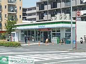 ファミリーマート 徒歩11分。 810m