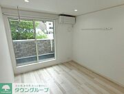白が基調の明るい室内！広々！（1階はテラス、2.3階はバルコニー付き）