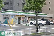 ファミリーマート 徒歩3分。コンビニ 230m