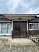 玄関入って左が和室、右が応接室の間取り。