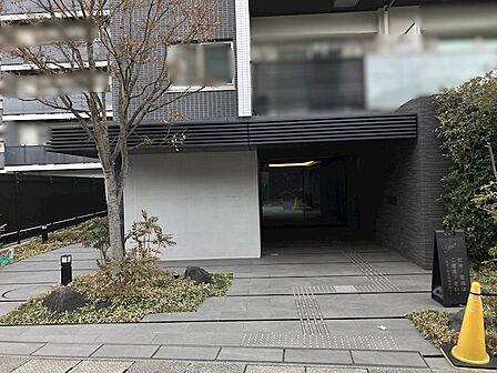 エントランス前