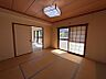 その他：南向きの陽光が差し込む、ゆとりある8.0帖の和室。リビングと隣接しており、開放して一体空間としても活用可能です。客間としてはもちろん、お子様の遊び場や寝室など、多目的に寛げる心地よい空間です。