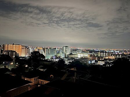【バルコニーからの夜景】昼間とは違って夜の景色も楽しめます。