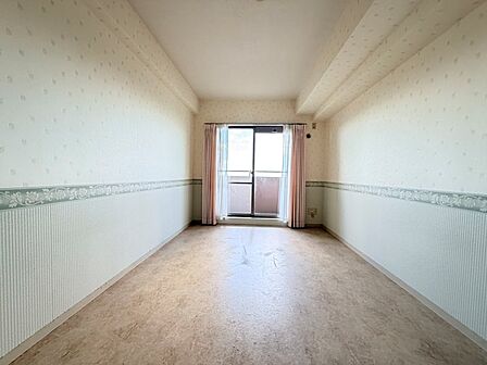 【洋室約7.5帖】アウトポール設計により家具のレイアウトもしやすく、WICも設置されております。