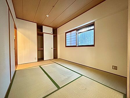 和室約6.0畳。押し入れがあり、布団などの大きなものも収納可能です。