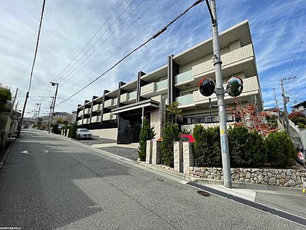プレージア逆瀬川宝梅ザ・レジデンスの外観写真です。2018年8月に建築された、総戸数20戸の小規模マンションになります。