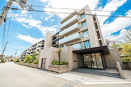 阪急今津線『宝塚南口』駅徒歩約3分　2018年12月建築のマンションです。宝塚の華麗さに着想を得たマリオンや、趣あるオリジナルタイルが彩るメインファサード。細部にまでこだわった優美な外観です。