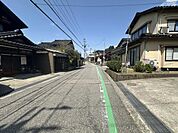 城北大通りから１本中に入った静かな通りです。バス停も近く、８号線や山側環状道路にも出やすい人気のエリアです。