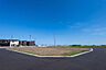 外観：開放感あふれる眺望の先には小学校。スーパーも近く、子育ても毎日のお買い物も快適です♪