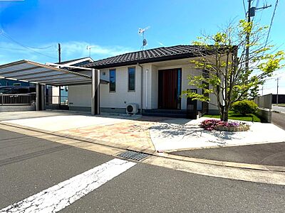 外観：広々とした土地に建つ平屋住宅。メイン通りの角地に建っています